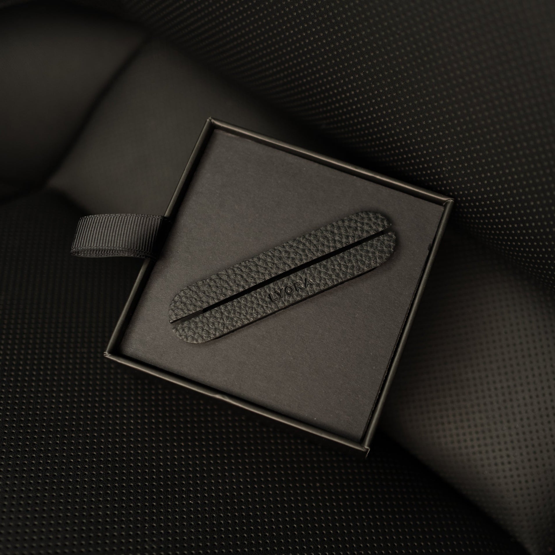 LYORA Noir